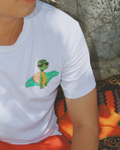 Statement Tee – Catch Waves, Not Feelings
